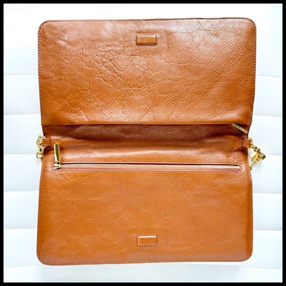Tory Burch Reva Clutch in Tan Leather & Gold. - Picture 9 of 10